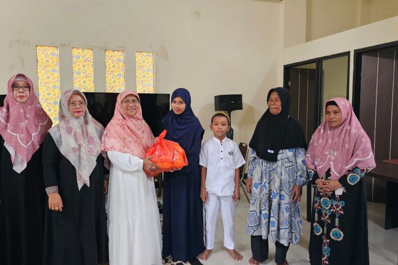 anggota dpr ri serahkan 100 paket sembako untuk anak yatim di ambon