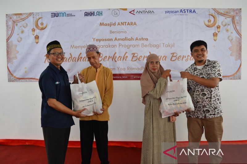 antara bagikan paket bingkisan lebaran bagi warga sekitar pasar baru