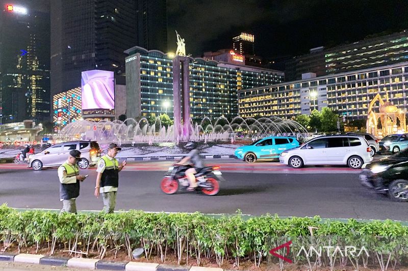 arus lalu lintas di bundaran hi lancar di malam takbiran