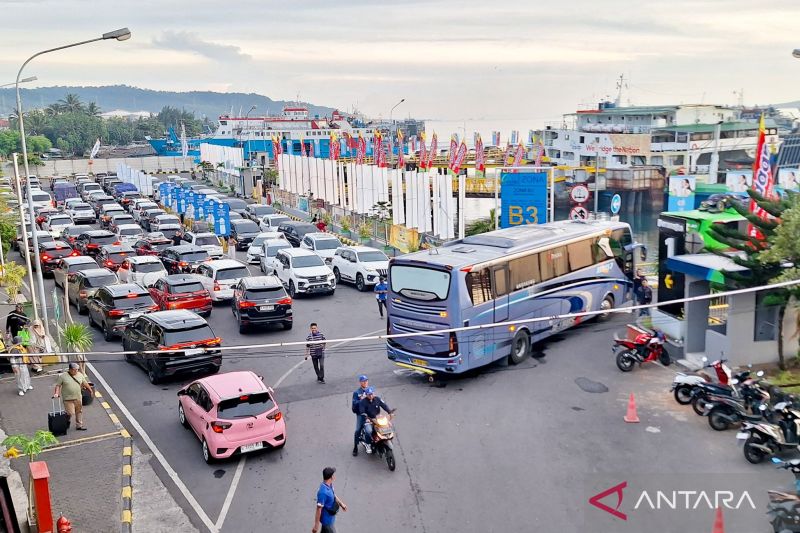 ASDP Ketapang percepat bongkar muat kapal urai penumpukan kendaraan 1 asdp ketapang percepat bongkar muat kapal urai penumpukan kendaraan
