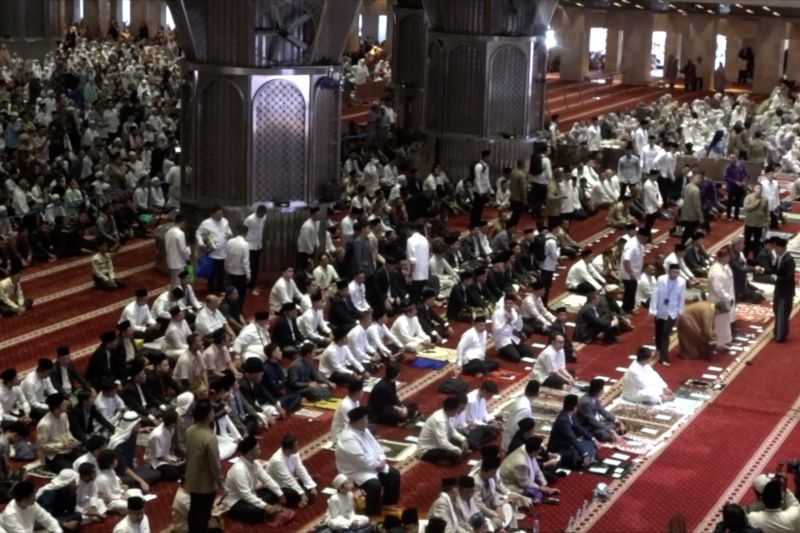 begini suasana shalat idul fitri 1446 h di masjid istiqlal