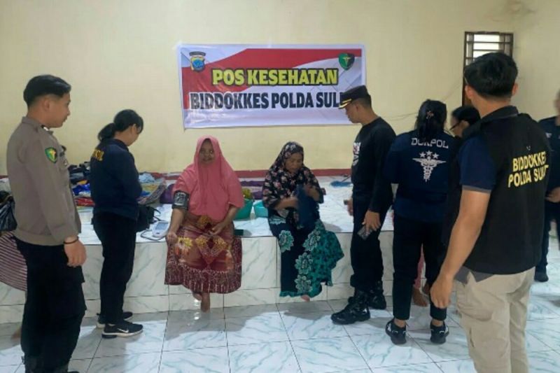 biddokkes polda sulut beri layanan kesehatan warga terdampak banjir