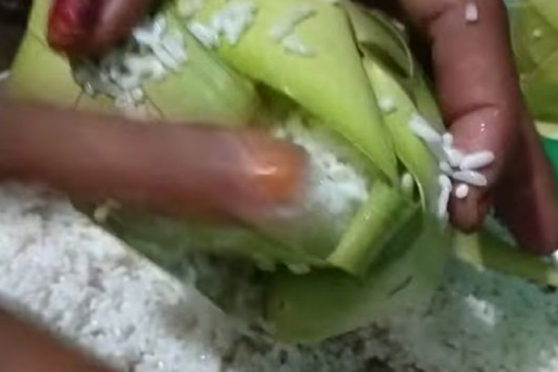 bungkus ketupat pandan tetap diminati warga palembang jelang lebaran