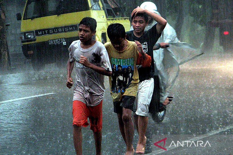 dampak buruk mandi hujan bagi anak
