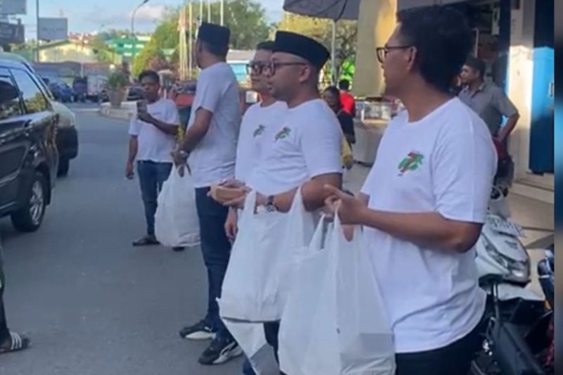 dprd ambon bagikan ratusan takjil untuk masyarakat