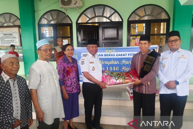 gubernur papua barat salurkan zakat fitrah 207 ton untuk 200 masjid