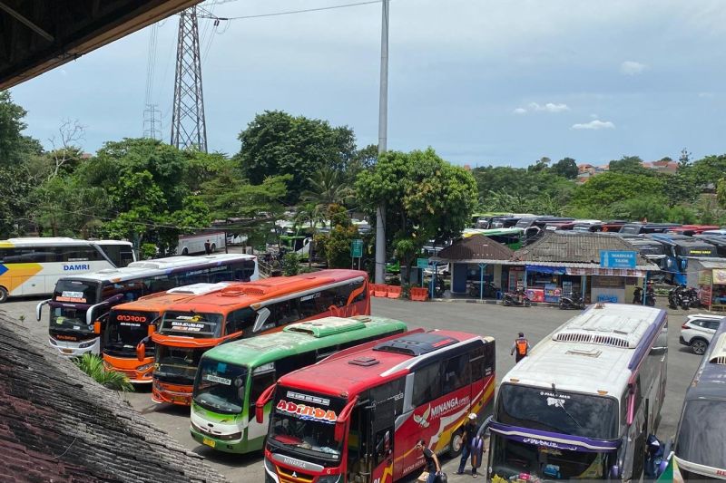 H-1 Lebaran, 908 pemudik berangkat dari Terminal Kampung Rambutan 1 h 1 lebaran 908 pemudik berangkat dari terminal kampung rambutan
