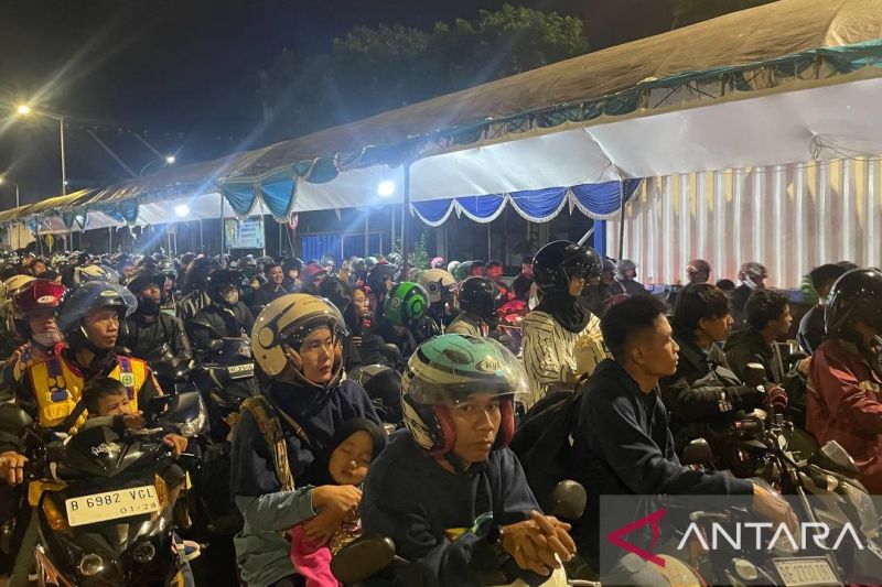 h 2 lebaran pemudik di pelabuhan ciwandan banten melonjak