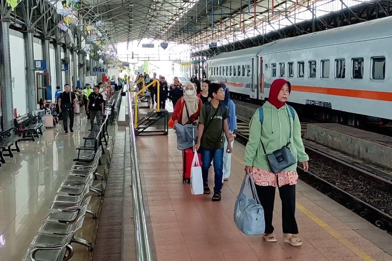 h 5 lebaran 43 ribu pemudik kereta api telah tiba di semarang