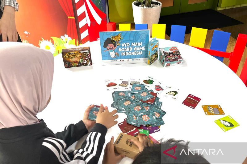 intip keseruan bermain board game lokal di stasiun gambir