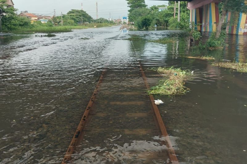 jalur ka di batang ditutup sementara akibat luapan air