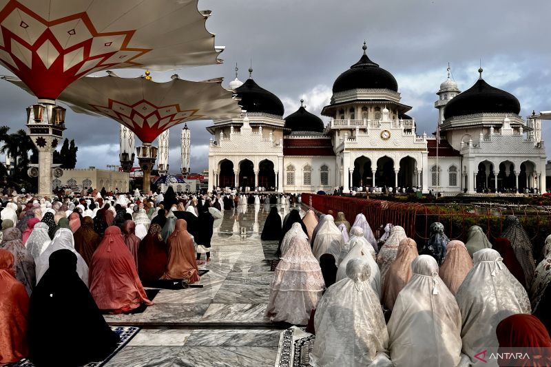 jamaah di masjid raya baiturrahman tetap khusyuk shalat id meski hujan