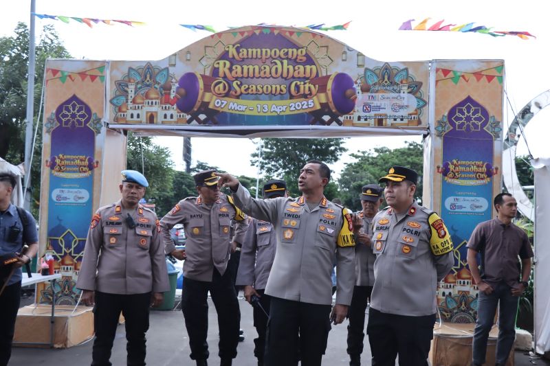 jelang takbiran kapolres jakbar inspeksi pos pengamanan kota tua