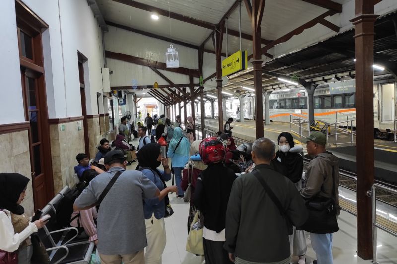 kai 182253 penumpang naik kereta dari dan ke stasiun jember