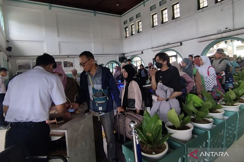 kai daop 1 25704 pemudik berangkat dari stasiun pasar senen pada h 7