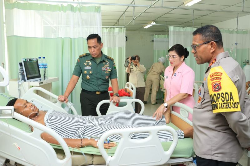 kapolda papua jenguk korban penyerangan kkb di rs marten indey