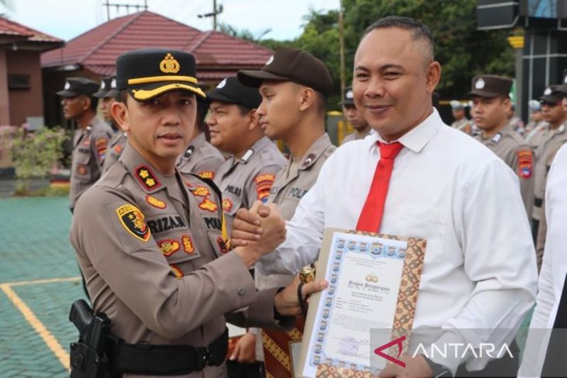 Kapolres Balangan beri penghargaan 53 personel berprestasi 1 kapolres balangan beri penghargaan 53 personel berprestasi