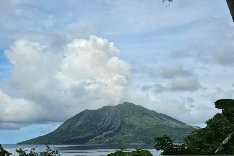 kementerian esdm ajak warga waspadai potensi erupsi gunung ruang
