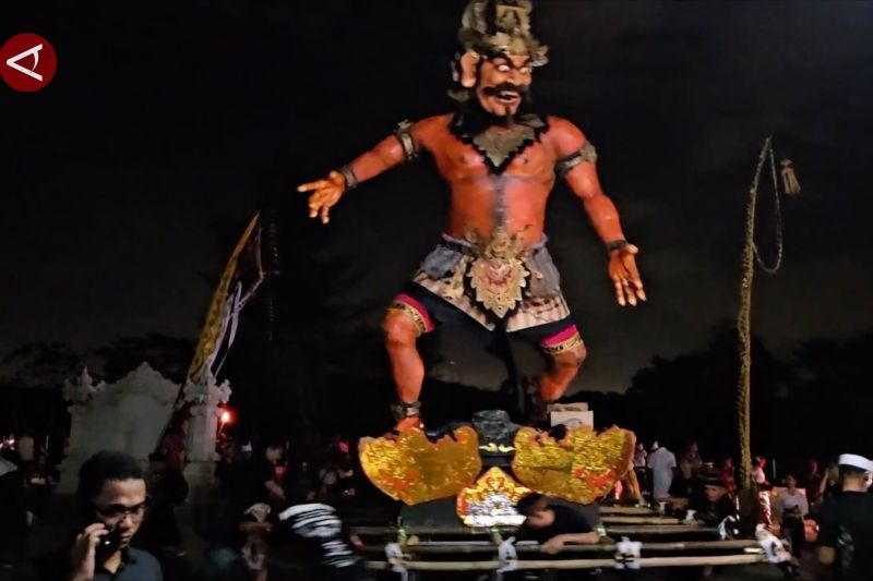 kemeriahan pawai ogoh ogoh temani berbuka puasa di batam