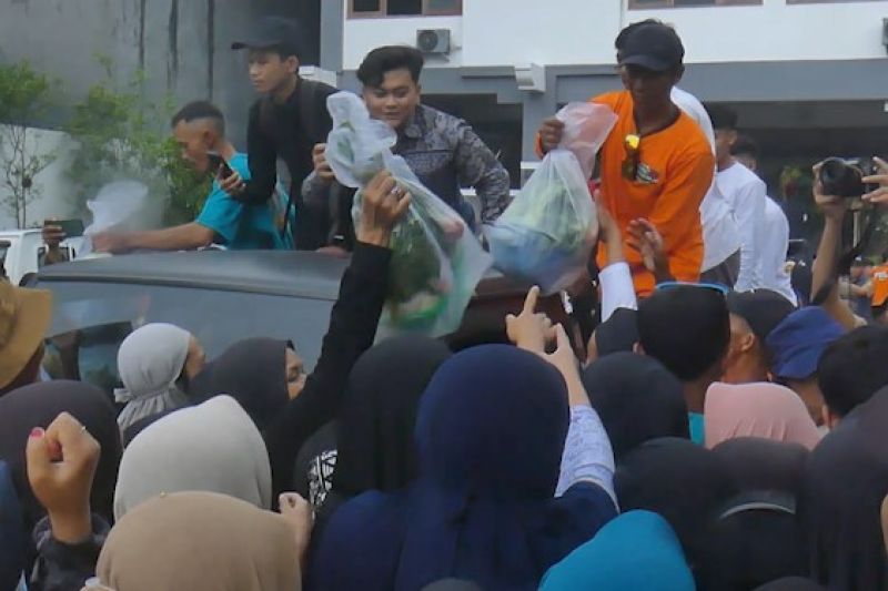 keseruan warga temanggung saat serbu pembagian paket sayuran gratis