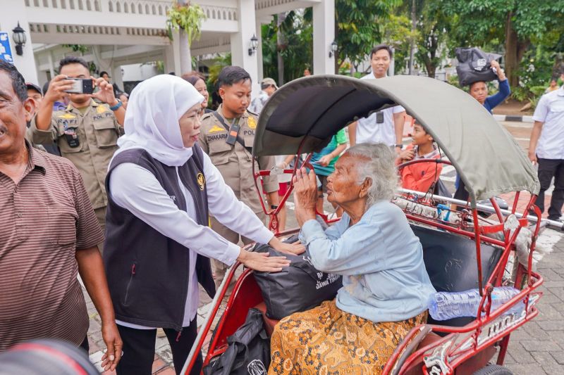 khofifah bagikan 1500 paket sembako dan zakat mal sambut idul fitri