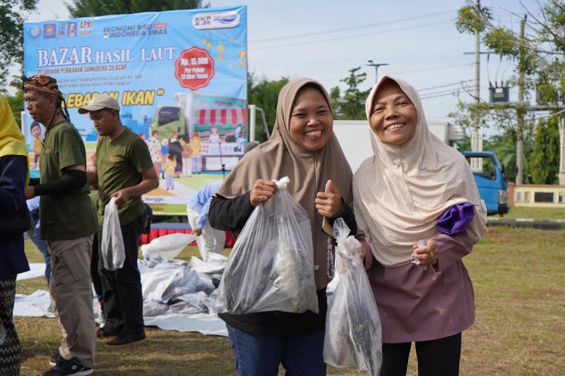kkp enam ton ikan terjual dalam 30 menit pada bazar lebaran ikan