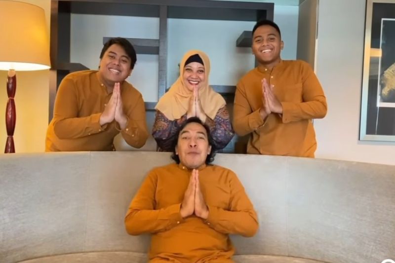 komeng ucapkan selamat hari raya dengan kejutan lucu bersama keluarga