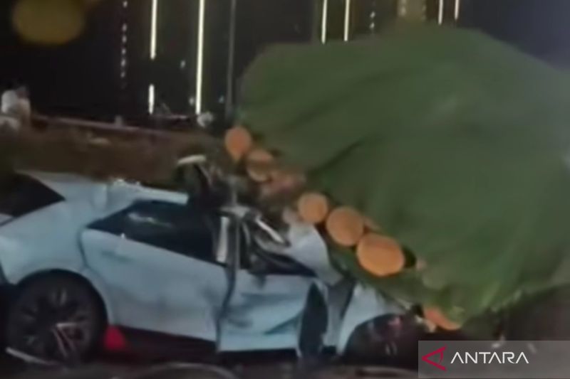 korban tewas dalam kecelakaan truk dan mobil di cengkareng