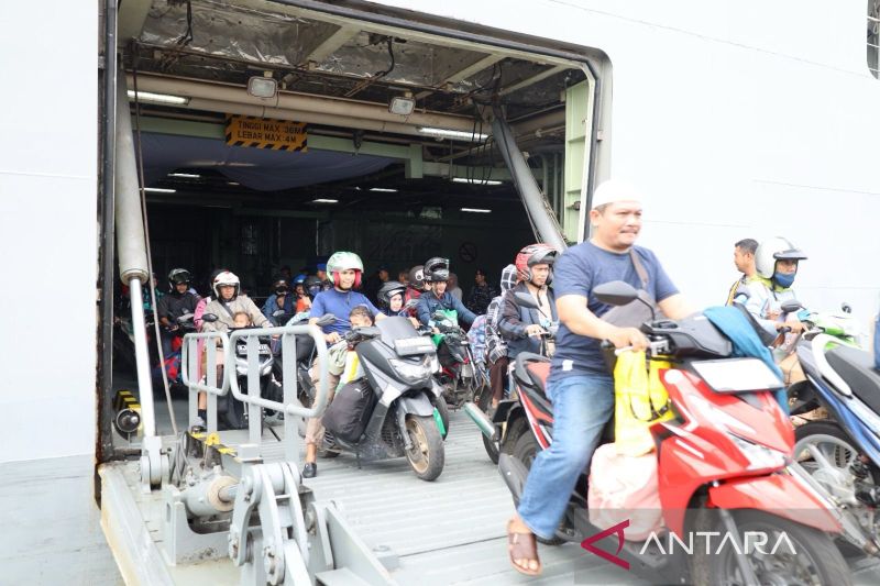 kri banjarmasin 592 bawa 315 pemudik sampai di dermaga madura