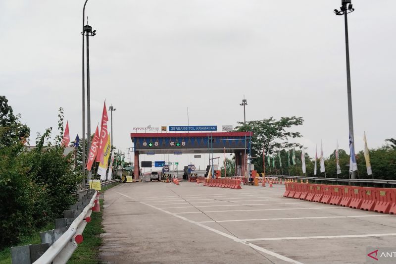 lalu lintas di gerbang tol keramasan pada h 1 lebaran lengang