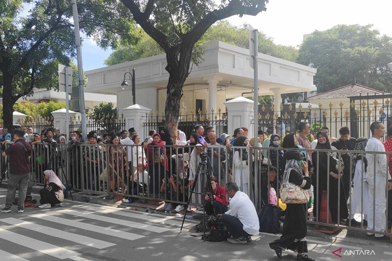 masyarakat padati depan pintu istana untuk bertemu presiden
