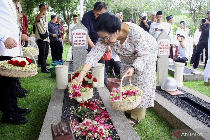 megawati soekarnoputri nyekar ke makam taufiq kiemas dan fatmawati
