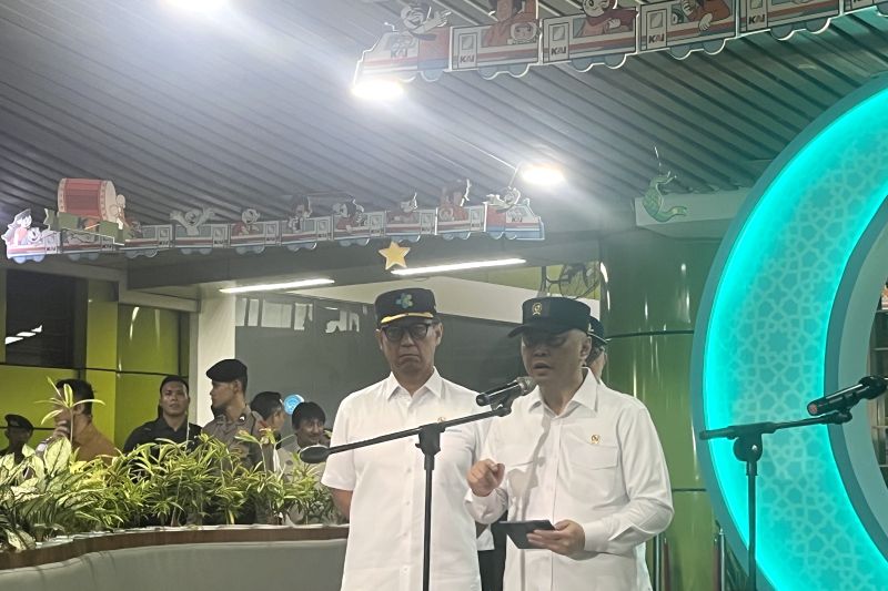 menhub 217 ribu pemudik telah berangkat dari stasiun gambir