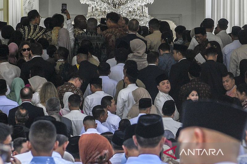 menteri bumn erick thohir ajak anak dan istri hadiri open house di istana