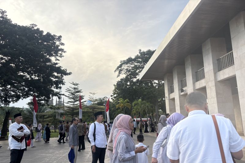 para menteri dan jamaah mulai berdatangan di masjid istiqlal