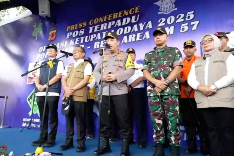 pastikan kesiapan arus mudik lebaran kapolri tinjau rest area km 57