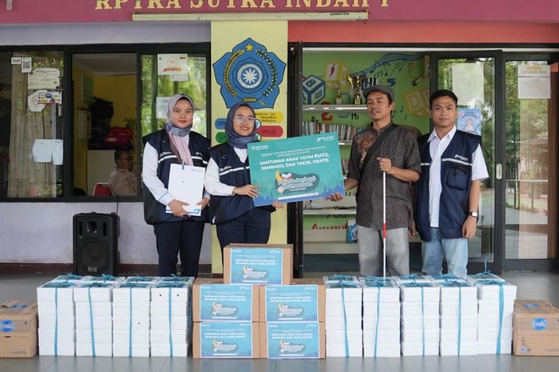 pelindo solusi logistik bagikan ribuan sembako semarakkan ramadhan