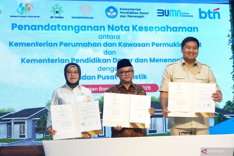pemerintah serahkan kunci rumah subsidi untuk guru di 8 provinsi