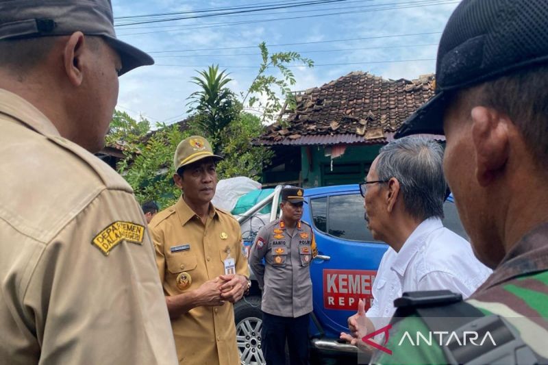 pemkab batang serahkan bantuan logistik bagi warga terdampak bencana