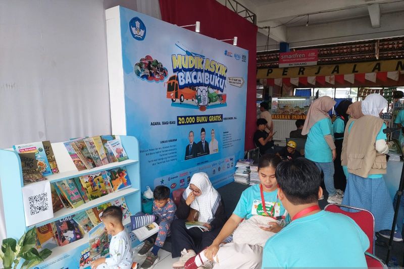pemudik di kampung rambutan dapat buku gratis untuk teman perjalanan