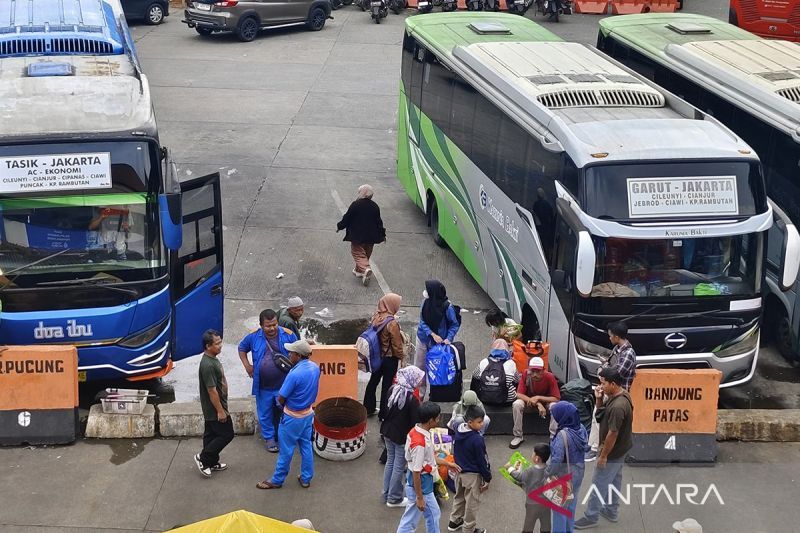 pemudik di terminal bus resmi jakarta tembus 17 ribu pada h 3 lebaran