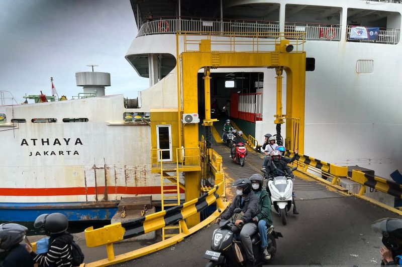 pemudik motor dari merak masih terus berdatangan di bakauheni pada h 2