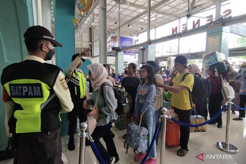 pemudik mulai padati stasiun senen h 7 manfaatkan libur lebih awal
