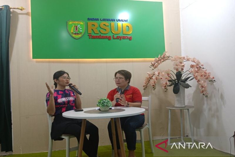 perbedaan antara host dan mc master of ceremony