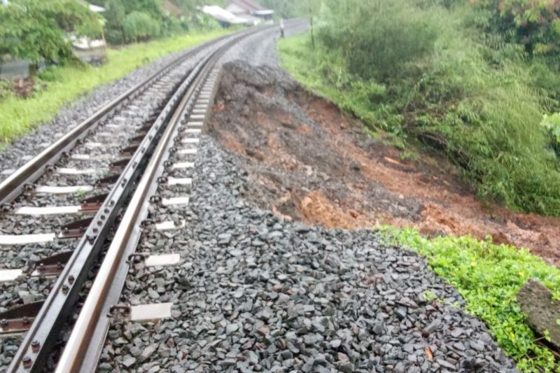 perjalanan ka ciamis manonjaya dihentikan akibat terancam longsor