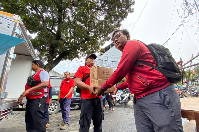 pmi jakbar salurkan bantuan logistik bagi korban kebakaran di gropet