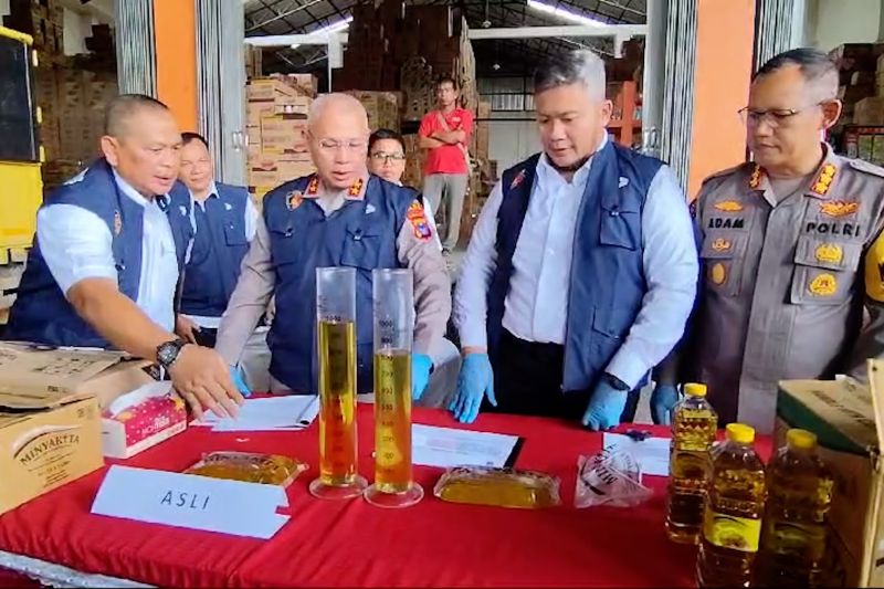polda kalsel bongkar peredaran 3 ribu liter minyakita palsu