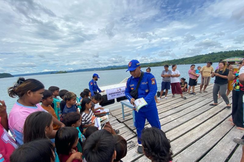 polda malut hadirkan perpustakaan terapung untuk anak anak halmahera