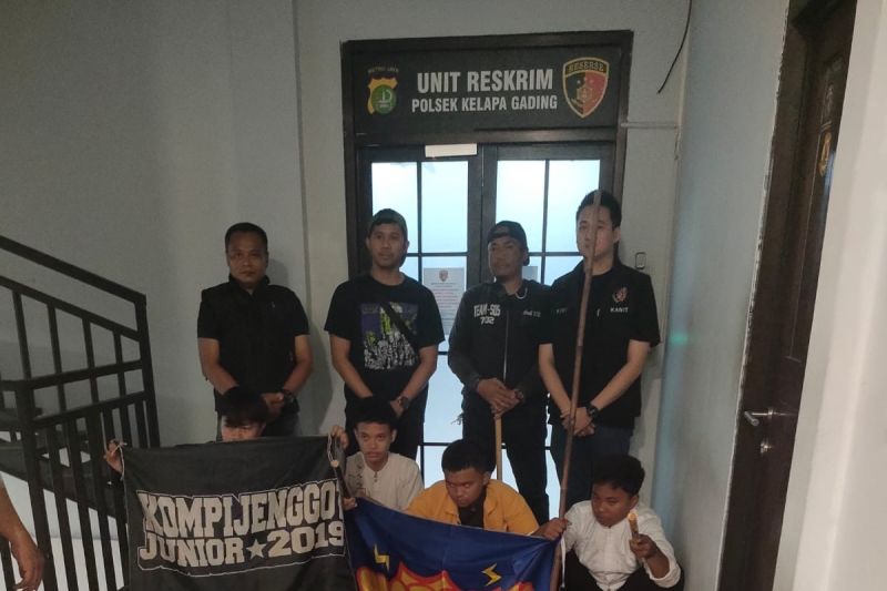 polisi bubarkan konvoi motor ratusan anak muda di kelapa gading