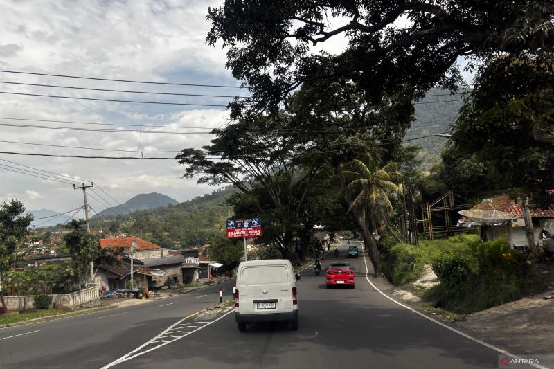 polisi jalur nagreg bandung mulai dipadati pemudik pada h 4 lebaran
